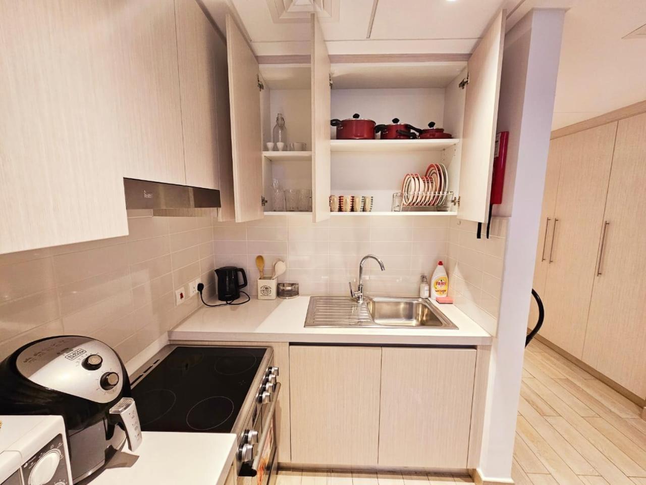 Апартаменти Cozy In Yas Island With Canal View *